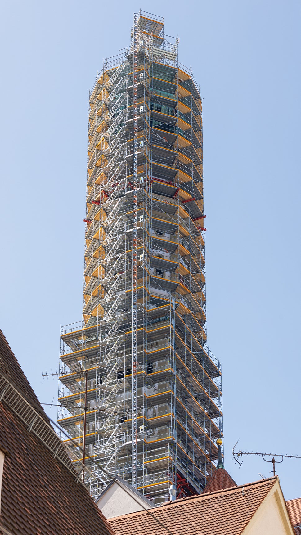 Die PERI UP Einrüstung berücksichtigt insbesondere, dass auf halber Turmhöhe der quadratische in einen achteckigen Querschnitt übergeht.