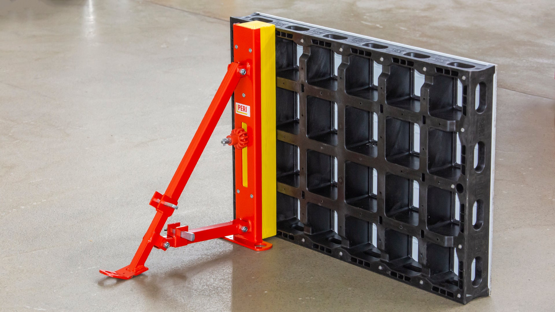 Der Abschalbock-2 lässt sich auch optimal in Kombination mit der Universalschalung DUO einsetzen.