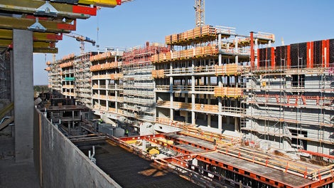 Für die Randbereiche konzipierte PERI spezielle Deckentische mit integrierter Absturzsicherung. So konnten selbst große Flächen schnell geschalt werden.