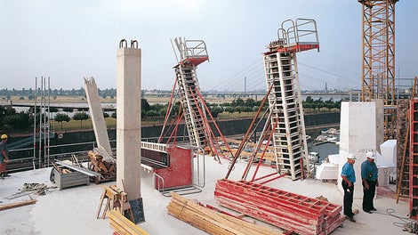 In accordance with the requirements of the architect, push-pull props were used to support the inclined RAPID column formwork.