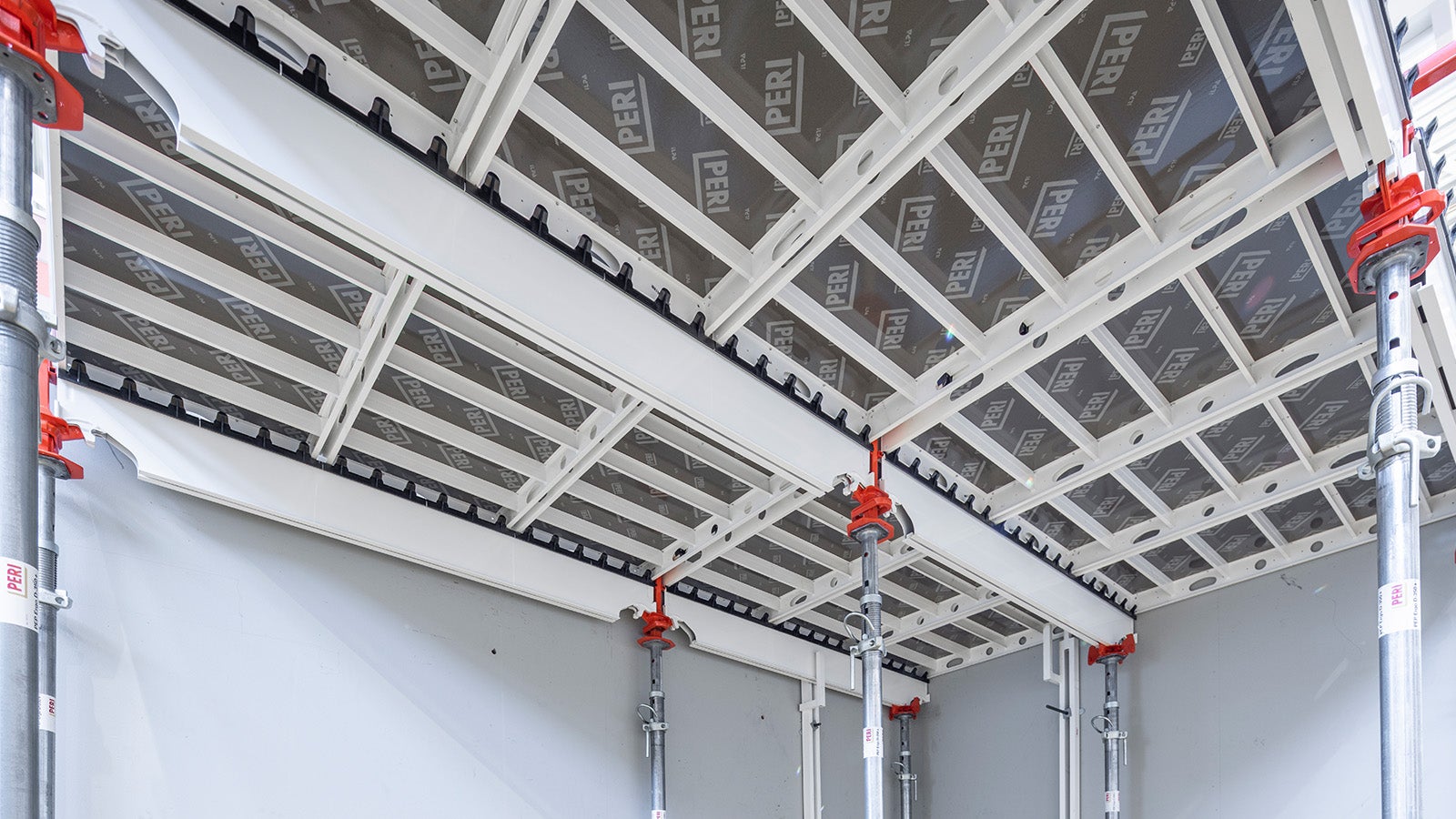 La cassaforma a telaio per solai SKYDECK è disponibile con il pannello di rivestimento ROBU B già montato in fabbrica. In alternativa, potete aggiornare il vostro materiale esistente con ROBU B.