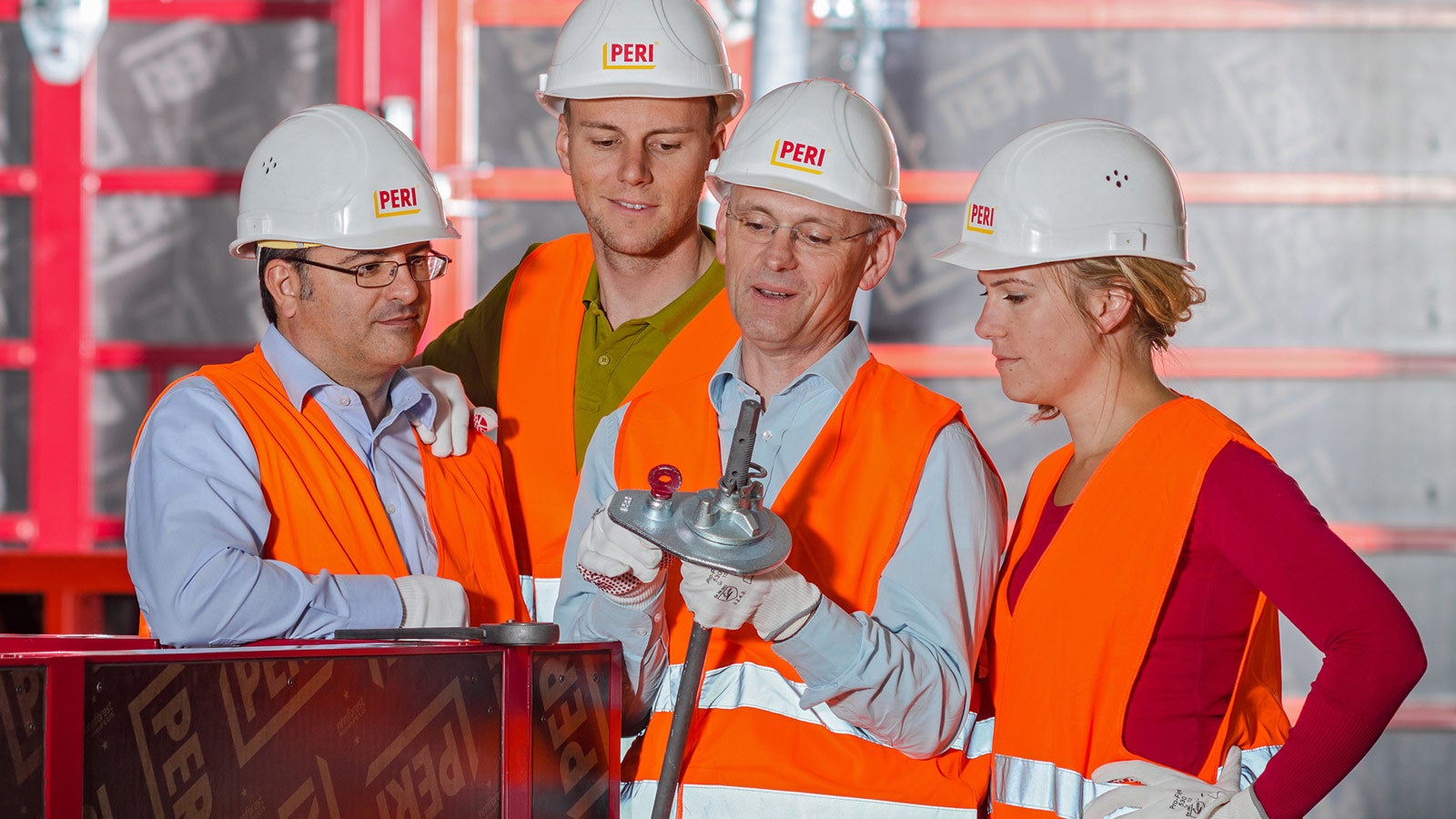 The programme is specially tailored to the individual tasks of the specialized personnel and managers in work preparation, site management, calculations and costings as well as the foremen, scaffolders and other craftsmen. Thereby, PERI specialists along with external experts explain current regulations, standards and current industry issues in great detail.