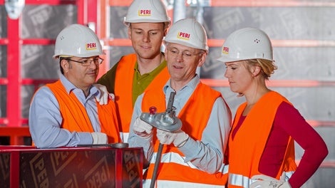 The programme is specially tailored to the individual tasks of the specialized personnel and managers in work preparation, site management, calculations and costings as well as the foremen, scaffolders and other craftsmen. Thereby, PERI specialists along with external experts explain current regulations, standards and current industry issues in great detail.