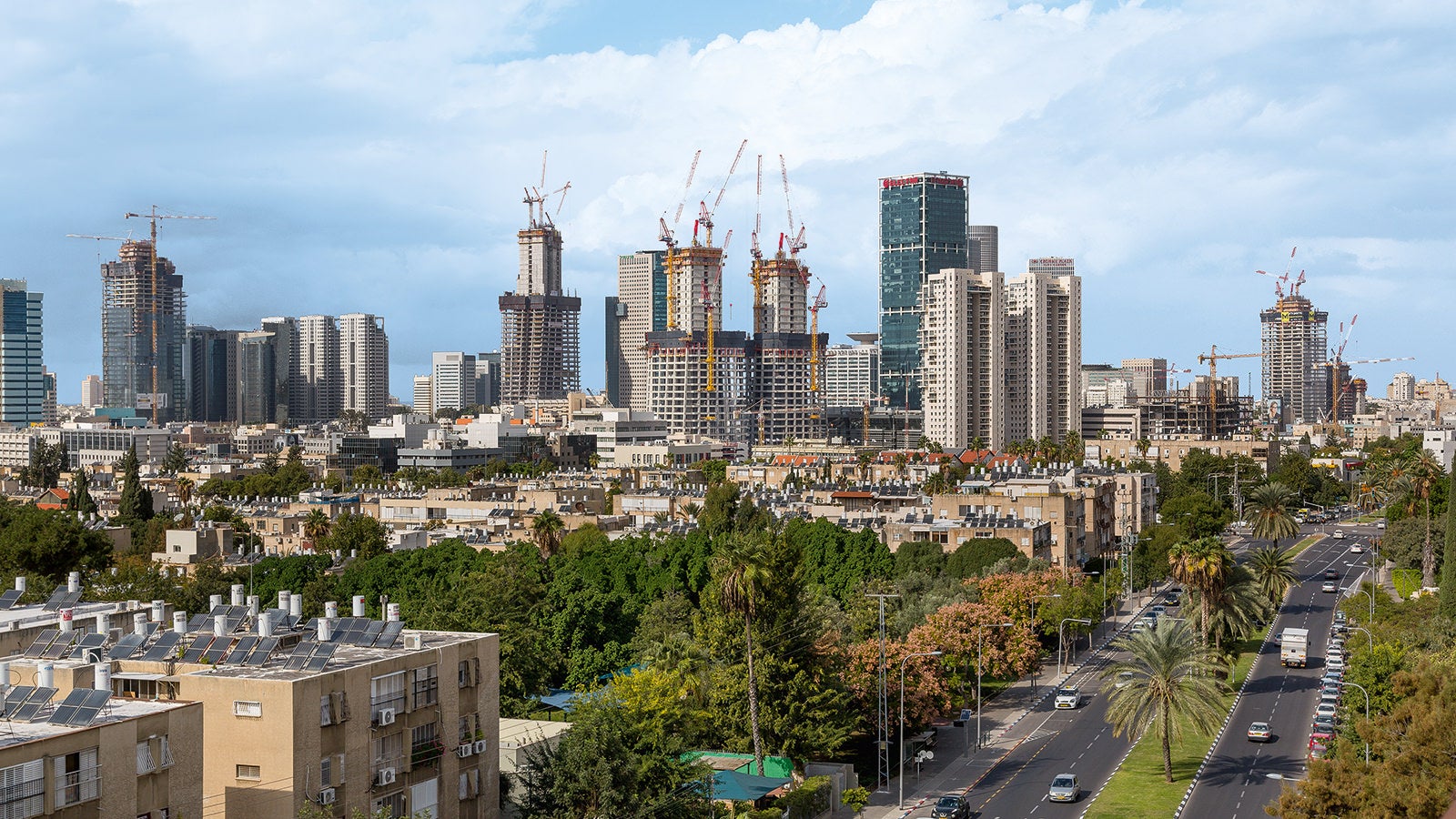 Le Alon Towers sono due torri gemelle simmetriche alte 164 m che rientrano nel moderno complesso di uffici che ridisegna lo<br/>skyline di Tel Aviv