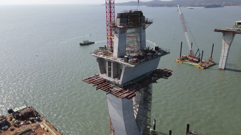 PERI 為主橋的高粱形塔架提供了 VARIO GT 24 牆模板、CB 系統和 PERI UP，這亦是該項目中最困難的部分。