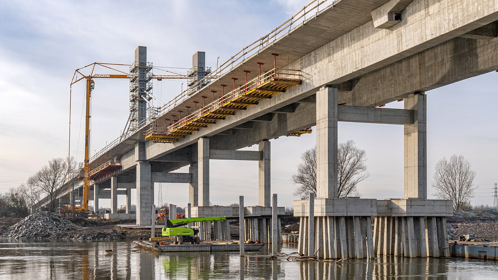 Most na rzece San w Stalowej Woli w ciągu DW 855. System PERI UP Flex MD w użyciu.