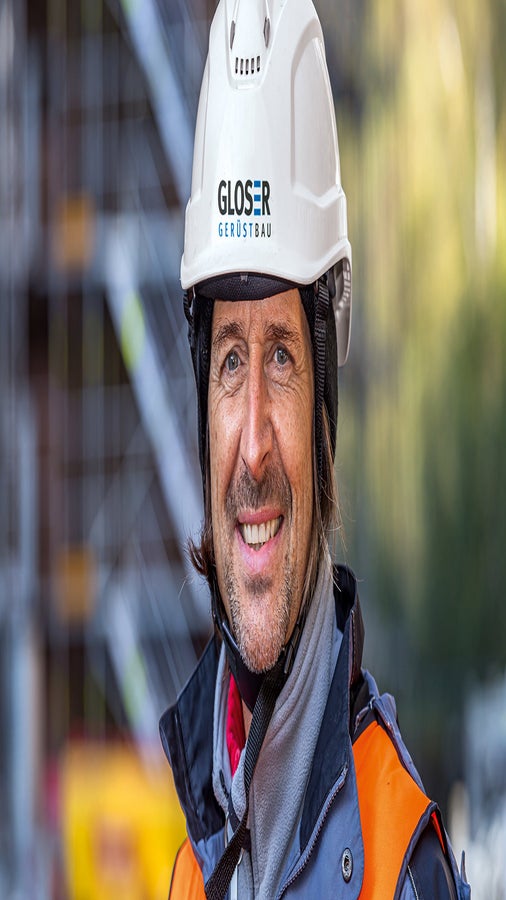 Das ist schon ein nicht alltägliches Projekt mit einigen Montage-Besonderheiten. Ein großer Vorteil hierbei ist die Kombination von Gerüst und Schalung: Die VARIOKIT Riegellage dient als Tragkonstruktion für die Stand-, Trag- und Hängegerüste – und die flexiblen Anschlusspunkte sorgen zusammen mit PERI UP für kraftschlüssige Verbindungen.