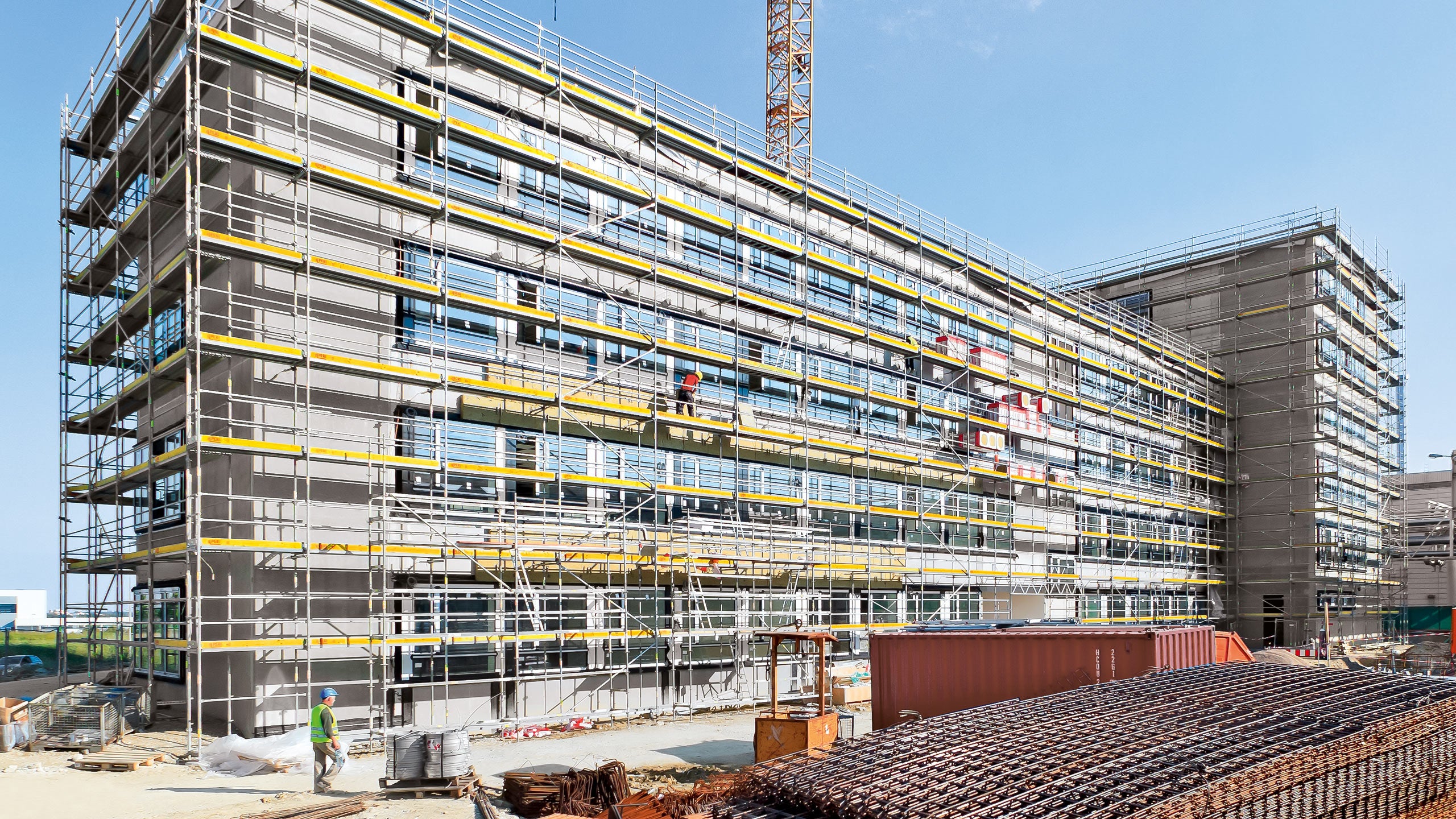 Das PERI UP facade scaffold T 72 and T 104 with guardrail in advance.