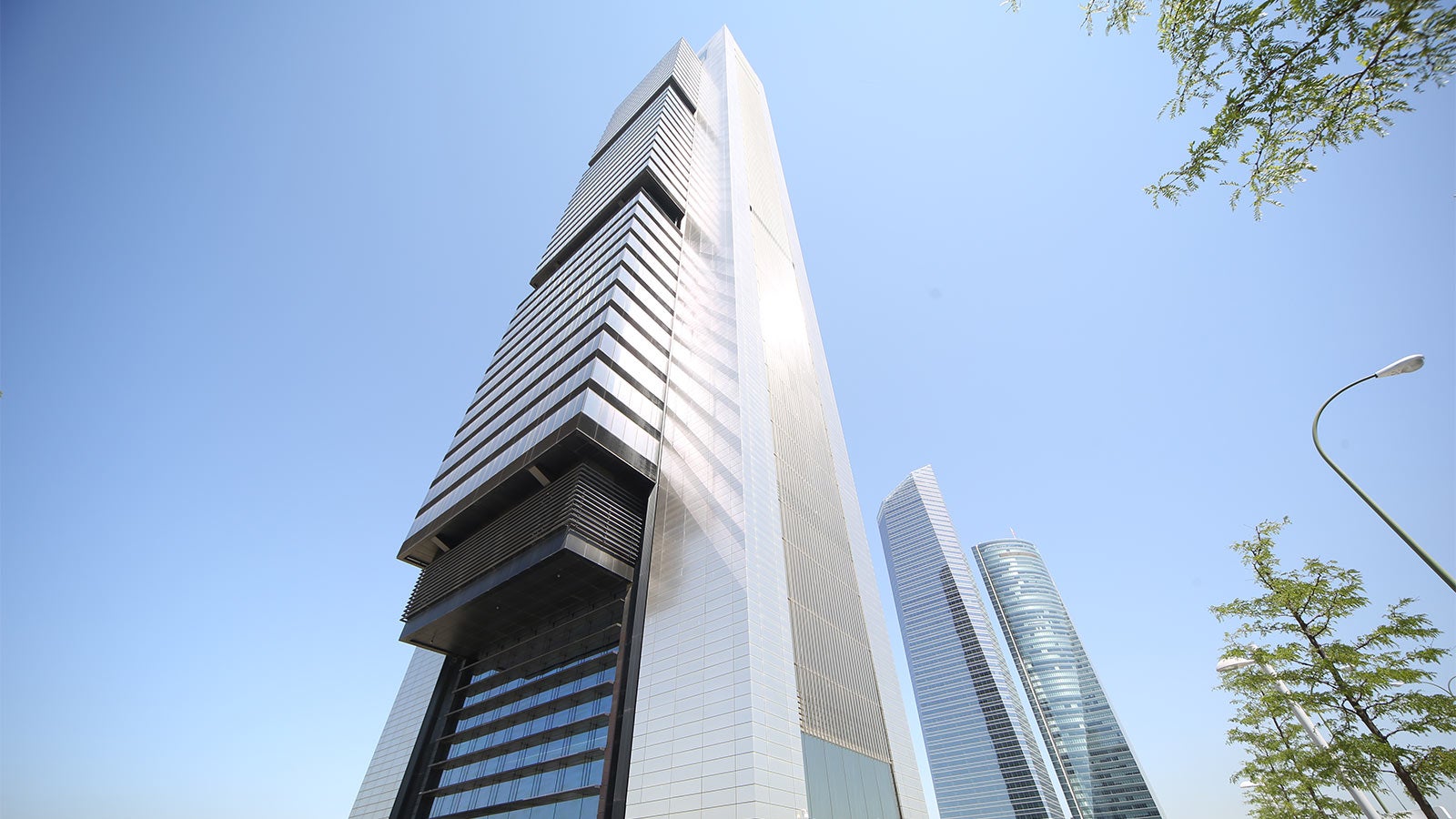 在2008年底建成后，成为了西班牙最高的摩天大楼，也是欧洲十大最高建筑之一。