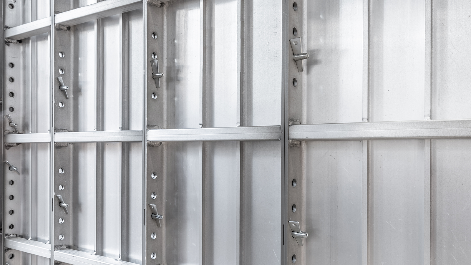 Single extruded panels made from high strength 6061 grade aluminium with vertical ribs enhance robustness and ensure longer life of the system.