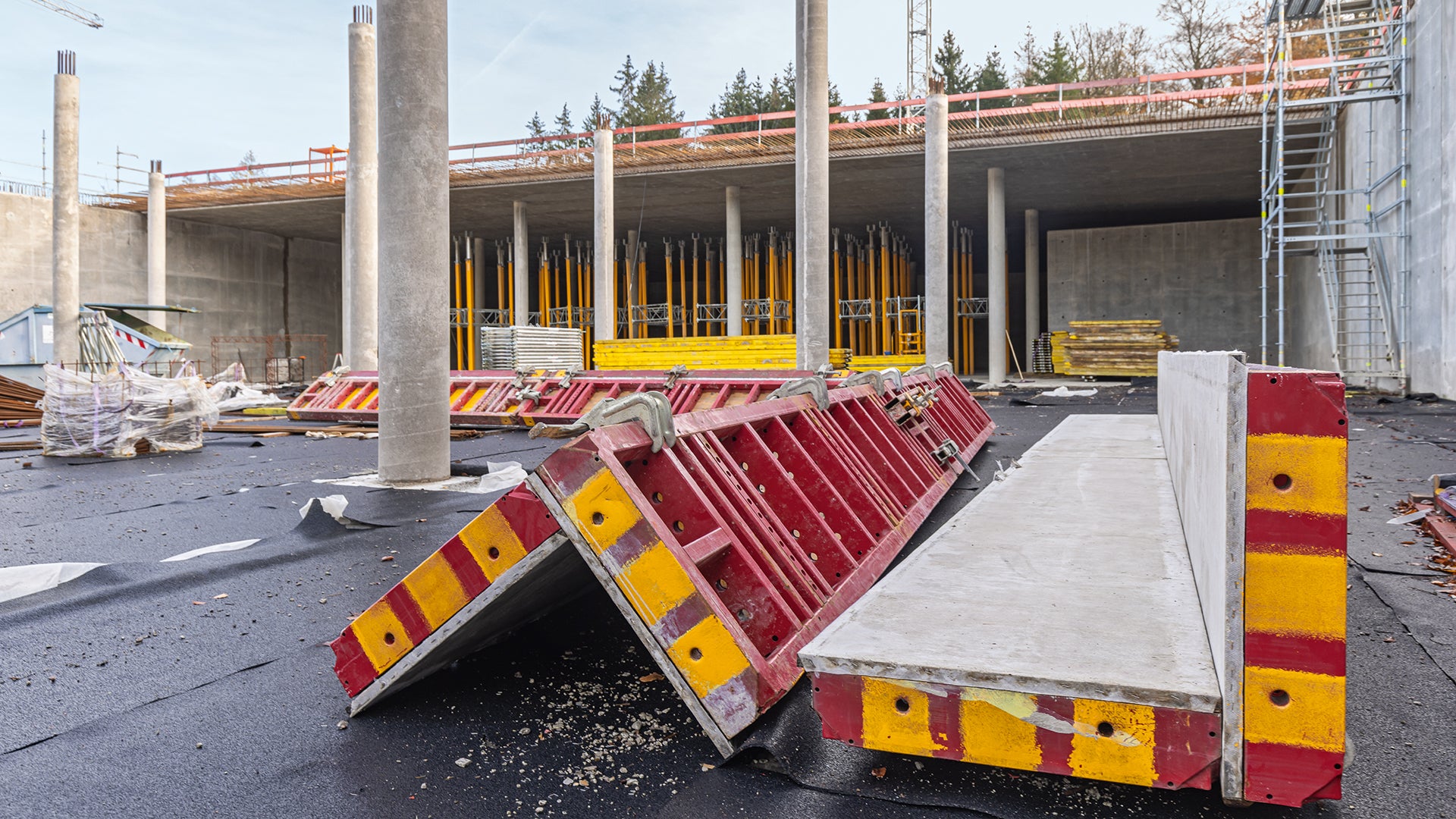 Bei allen trinkwasserberührenden Innenflächen wurde die MAXIMO Wandschalung nach jeder Betonage mit wasserabführenden Schalungsbahnen neu belegt.