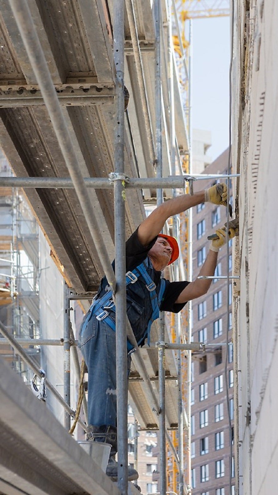 Высокая несущая способности на настил - до 600 кг/кв м - позволяет проводить отделочные работы с возможностью складирования материала на подмостях