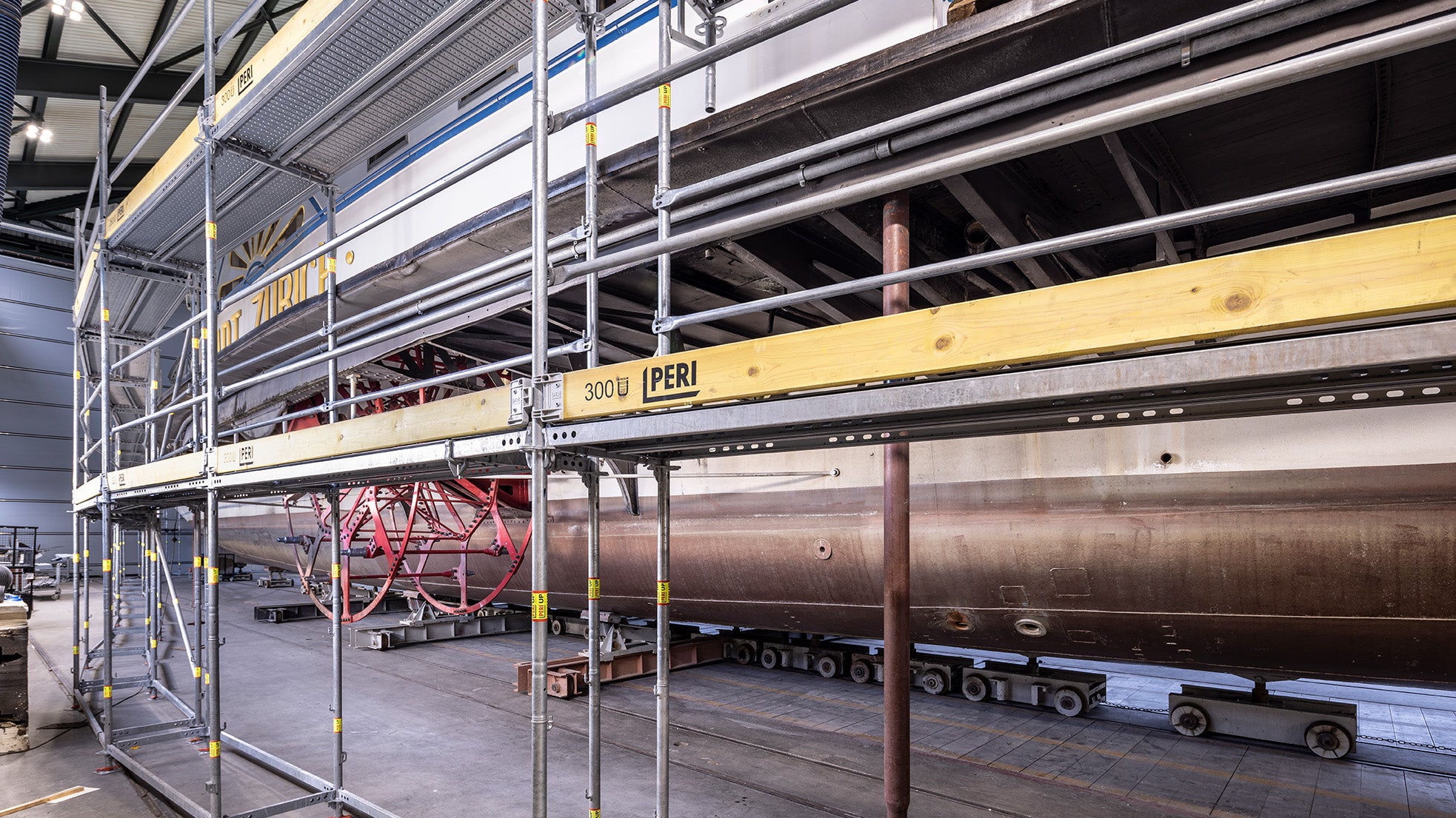 Thanks to the inner guardrails mounted in advance, side protection for workers is guaranteed in every situation.
