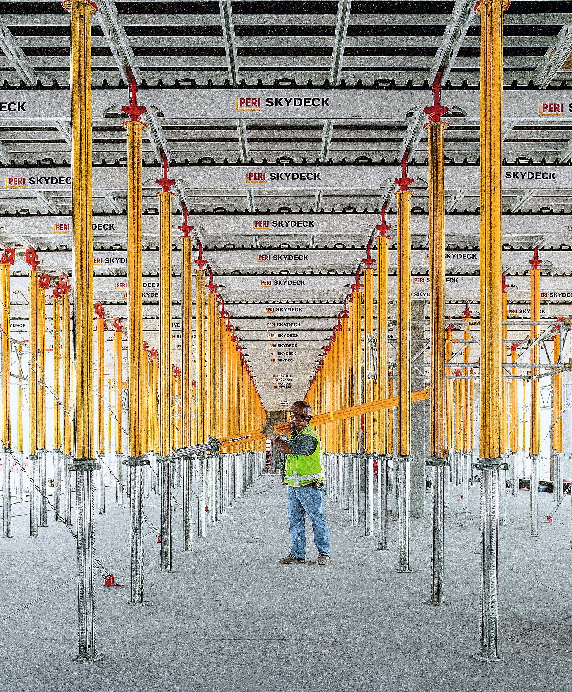 Moins d'étais, plus de stabilité Grâce à une charge admissible allant jusqu'à 100 kN, nos étais offrent une capacité de charge élevée, réduisant ainsi le nombre d'étais nécessaires par mètre carré. Cela garantit une meilleure efficacité sur le chantier, tout en maintenant une stabilité et une sécurité maximales.<br/><br/>