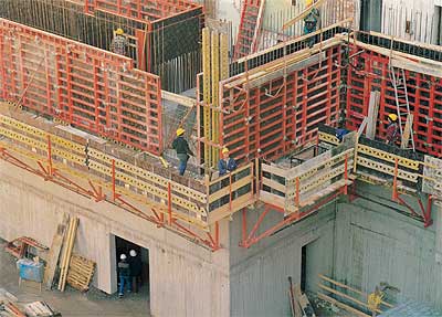 Il corpo verticale della torre scenica è stato realizzato in cemento armato gettato in opera. I nuclei dei vani scala ascensori sono stati costruiti utilizzando le casseforme a telaio TRIO abbinate ai sistemi di ripresa CB. Gli elementi strutturali in elevazione sono stati gettati anche a ridosso delle murature monumentali, utilizzando le casseforme a telaio TRIO, impalcati di sostegno PERI e passerelle di ripresa CB
