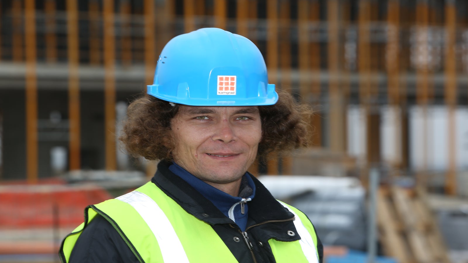 Dino Šarić, Kamgrad d.o.o., voditelj projekta: Primjenom PERI sistema na svojim prijašnjim, a i na ovom gradilištu, u tvrtki PERI našli smo kompetentnog i pouzdanog partnera. Zahvaljujući kombinaciji PERI sistema SKYDECK i Rosett Flex kod izvođenja stropnih konstrukcija uspjeli smo ostvariti ne samo financijsku uštedu, već i postići iznimno kratke vremenske intervale taktova. PERI je ponudio najinteresantniji i najpraktičniji koncept u pogledu tehnologije izvođenja stropne konstrukcije, zadovoljavajući istovremeno i vrlo visoke sigurnosne zahtjeve zaštite na radu, čime smo uz brzinu postigli visoke standarde kvalitete i sigurnosti. Uz dobro tehnološko rješenje pohvalio bih i podršku tvrtke PERI inženjerima našeg gradilišnog tima prije i za vrijeme trajanja projekta.