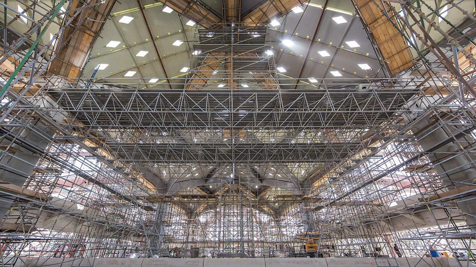Movable platforms with 25 m spans provide safe working areas for different tasks to be carried out on the the underside of a railway station roof.