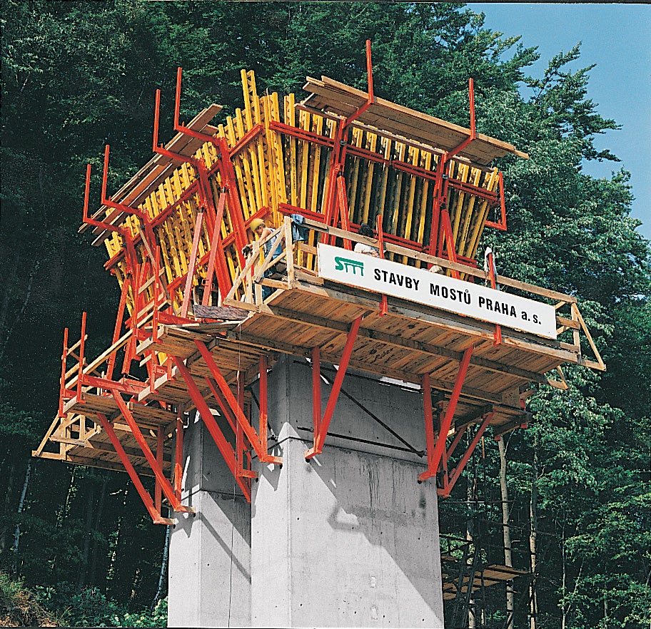 <p>Silnice mezi&amp;nbsp;Mladou Boleslav&amp;iacute; a Bělou pod Bezdězem byla přev&amp;aacute;děna přes &amp;uacute;dol&amp;iacute; v obci Hrdlořezy. Most o d&amp;eacute;lce zhruba 300 m je podepřen &amp;scaron;esti pil&amp;iacute;ři tvaru H o stran&amp;aacute;ch 3,20 x 4,50 m a v&amp;yacute;&amp;scaron;ce 34,5 m. Pro bedněn&amp;iacute; těchto pil&amp;iacute;řů byly vybr&amp;aacute;ny překl&amp;aacute;dac&amp;iacute; konzoly PERI SKSF 240 a nosn&amp;iacute;kov&amp;eacute; bedněn&amp;iacute; PERI VARIO.</p><br/>