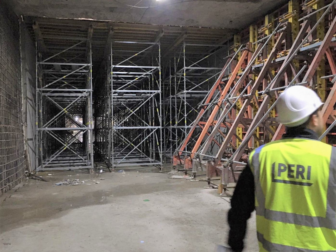 Изпълнение на вестибюлна плоча с подпорно скеле PERI UP Flex