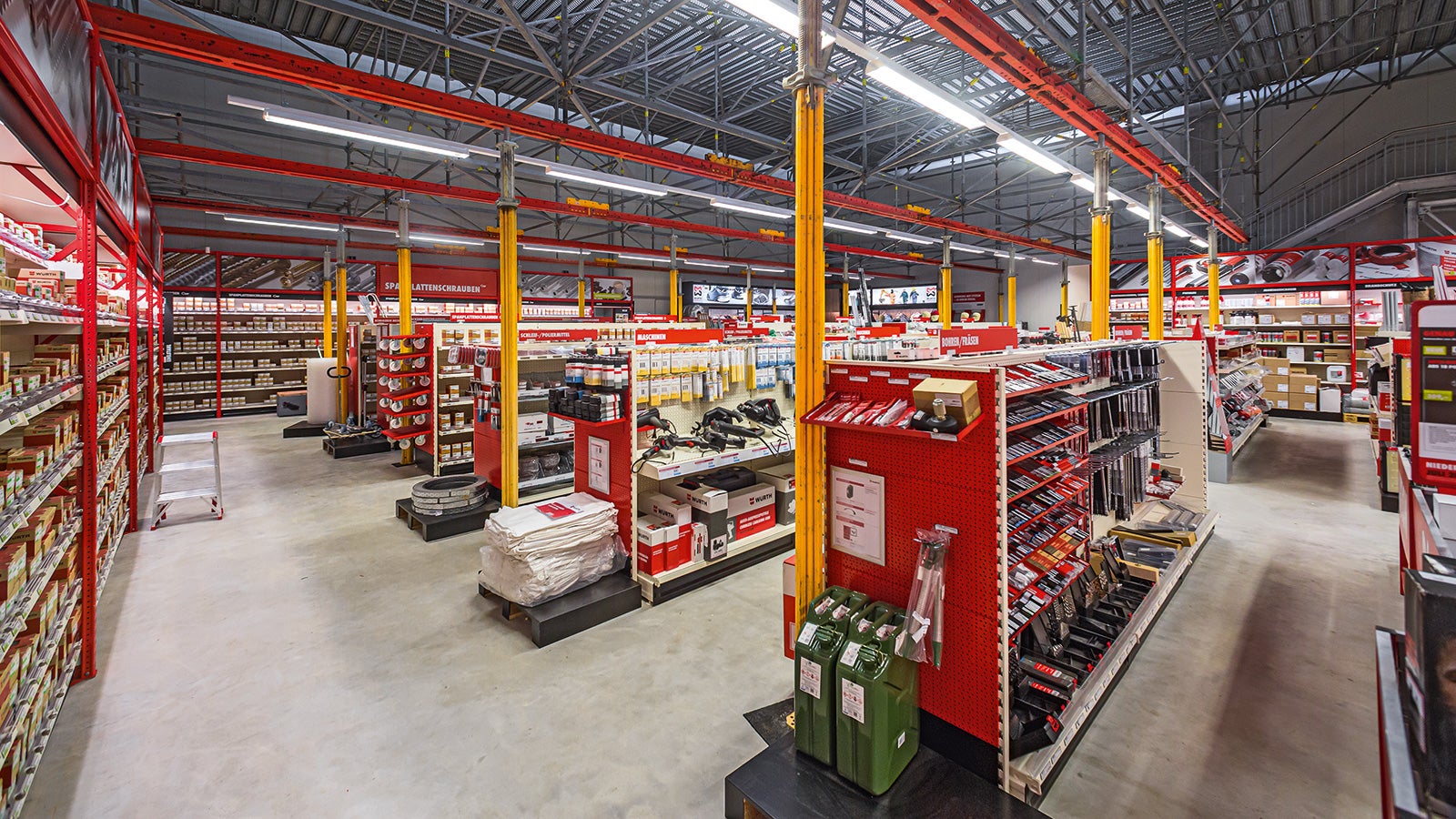 Die Oberschleißheimer Würth-Niederlassung war dank einer systemübergreifenden PERI Gerüstlösung trotz einer Umbaumaßnahme unterbrechungs- und störungsfrei für den Kundenverkehr geöffnet.