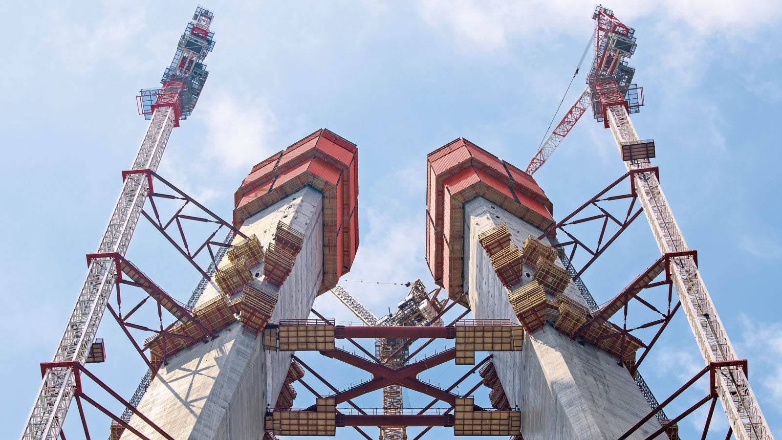 Os dois postes em forma de ponte inclinada em forma de A da espetacular ponte do Bósforo sobem ao ar com o sistema de forma de escalada PERI ACS atingindo finalmente uma altura superior a 300 m.