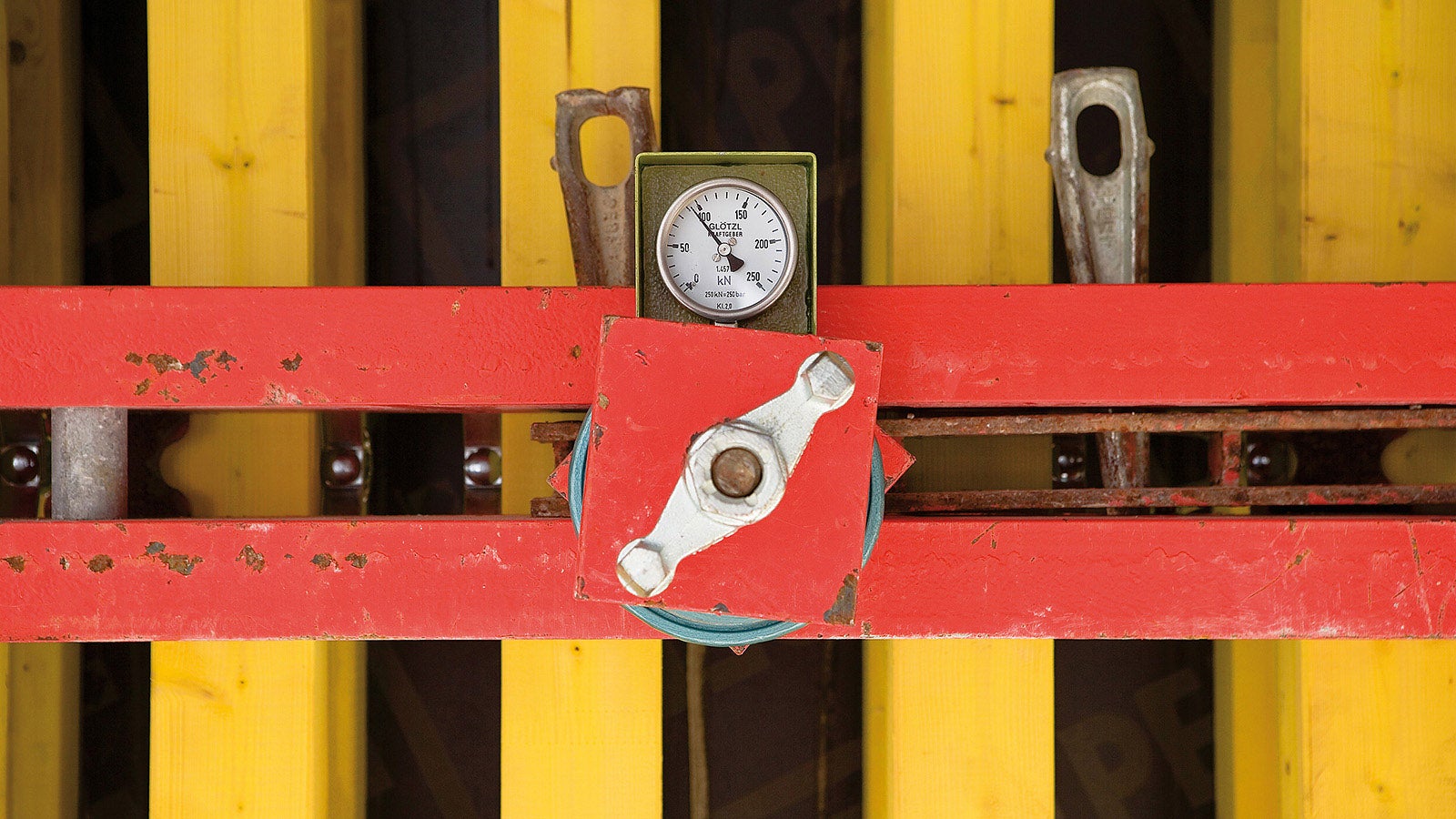 A utilização de betão auto-compactável SVB e as grandes alturas de concretagem tornaram necessário configurar o sistema de forma de parede VARIP GT 24 para suportar uma pressão de concreto de 120 kN / m².