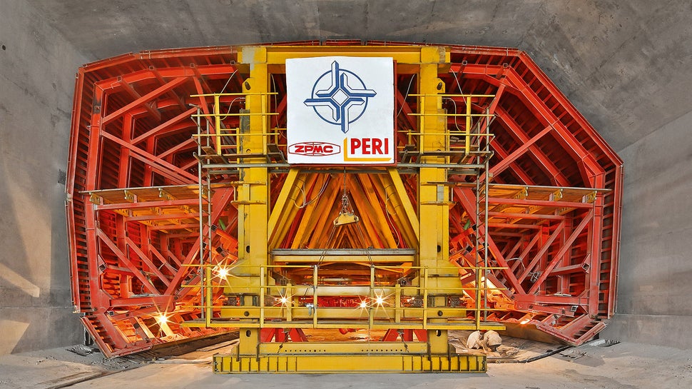 Os elementos do túnel de 180 m de comprimento são fundidos em oito segmentos individuais, cada um com 22,50 m de comprimento - monolítico, sem amarras e obedecendo rigorosas tolerâncias dimensionais.