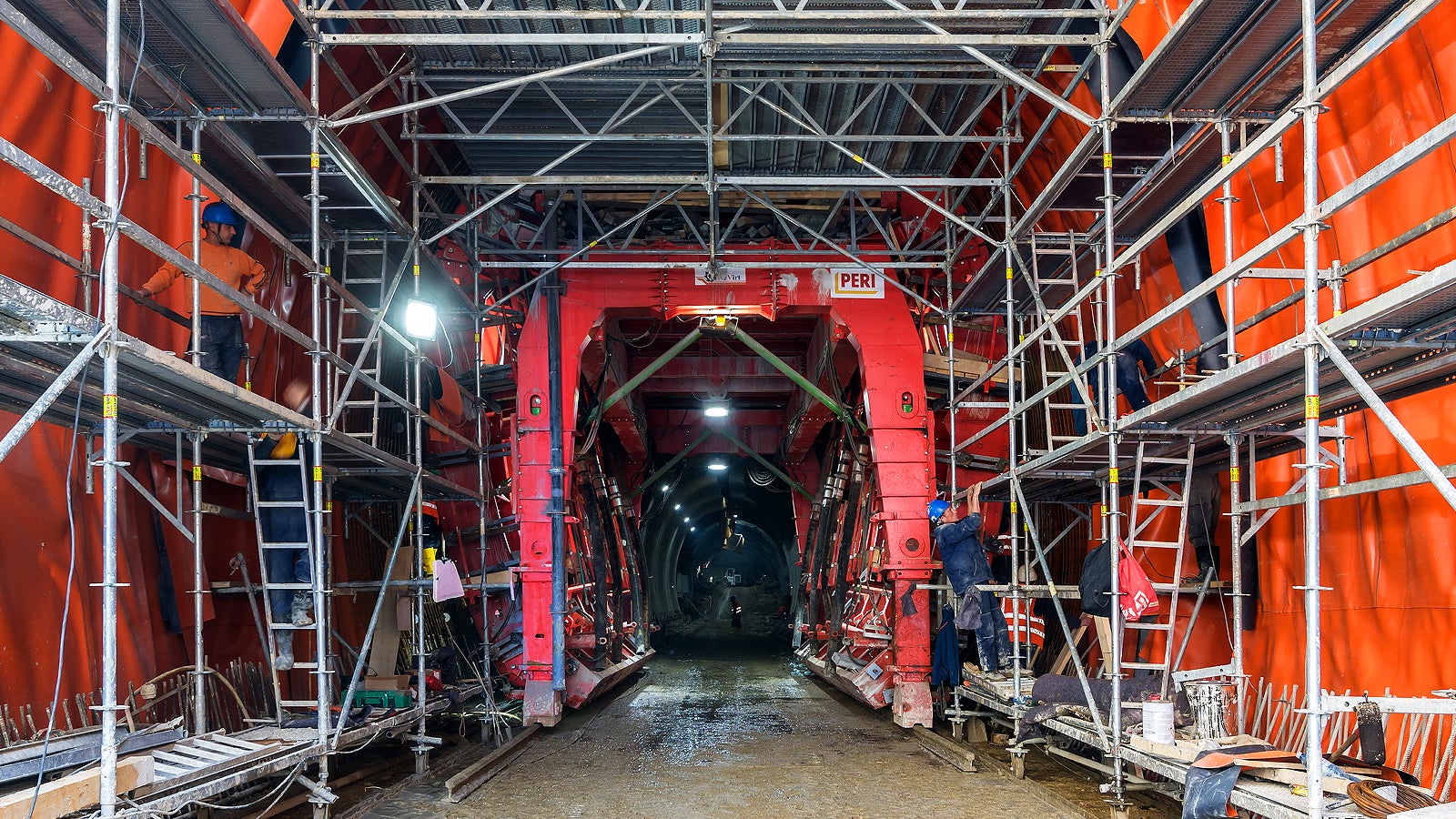 Za potrebe postavljanja armature sekundarne obloge korišćena su kolica sastavljena od elemenata PERI UP Flex sistema, čime su obezbeđene jednostavna montaža i premeštanje unutar tunela.