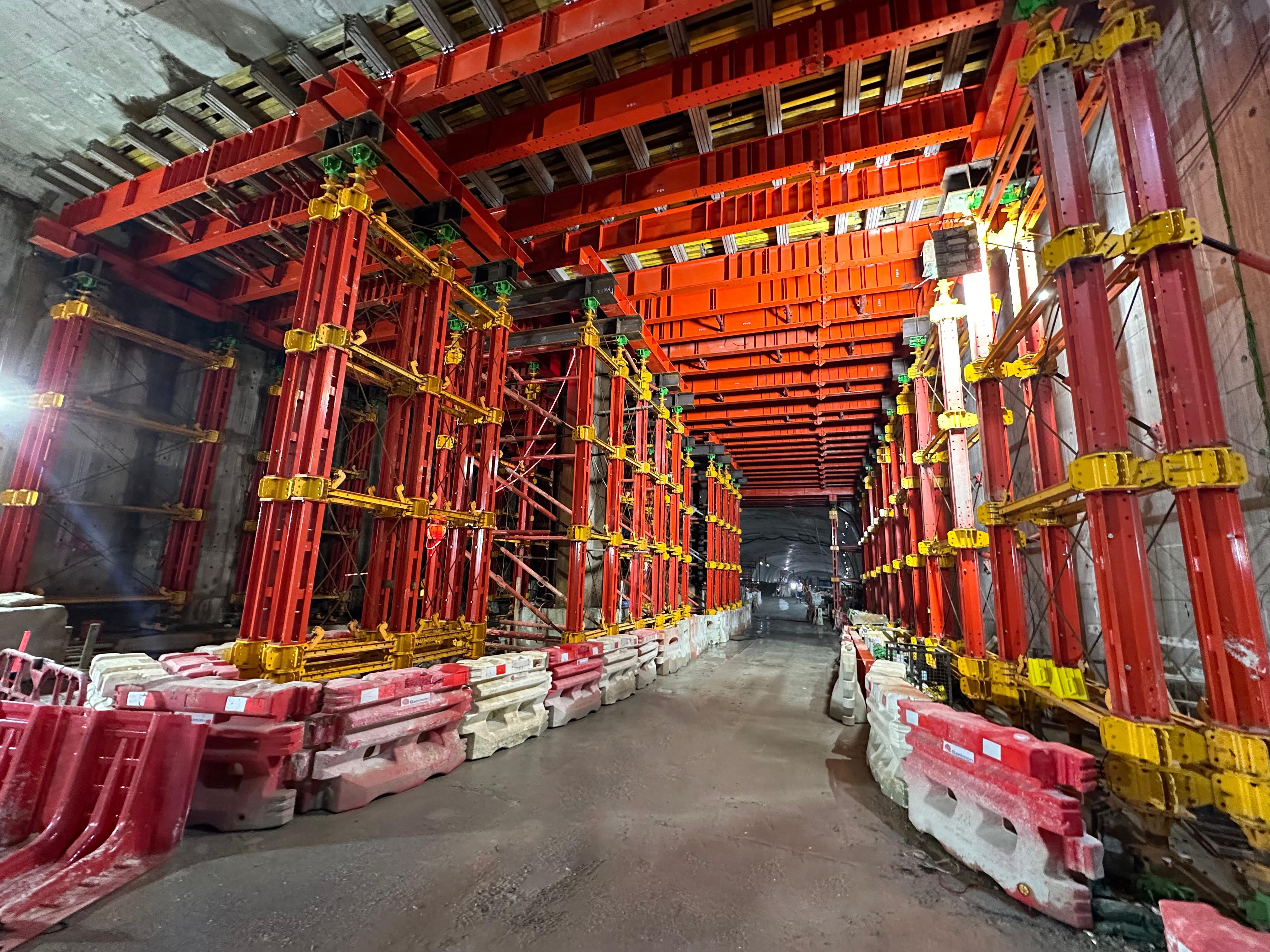 The HDS heavy-duty shoring system is specially designed for heavy loads in pre-cast segmental bridges and other special applications.