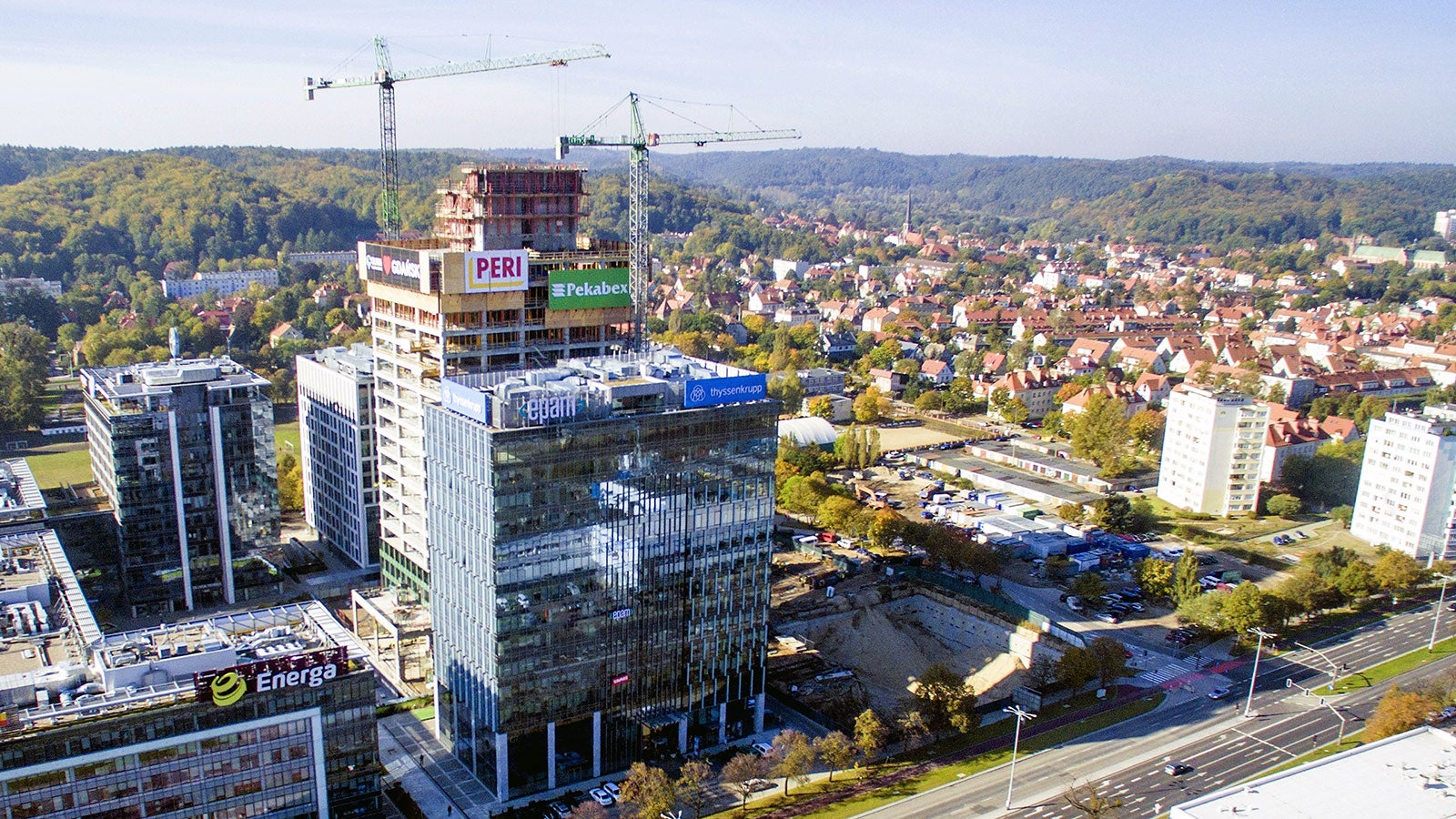 Osłony wiatrowe RCS P zapewniają bezpieczeństwo i komfort pracy przy wznoszeniu Olivia Star w Gdańsku. (Źródło: Pekabex S.A.)