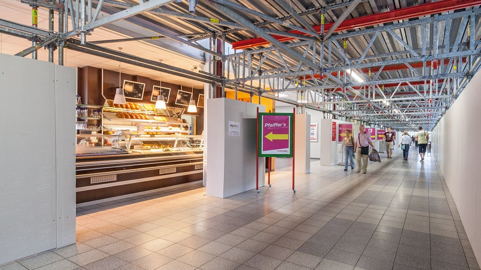 Der kompakte und handliche ULS Flex Gitterträger überbrückt die Zugangswege für die Passanten zuverlässig. Auf dem Schutztunnel montierte Alu-Fahr