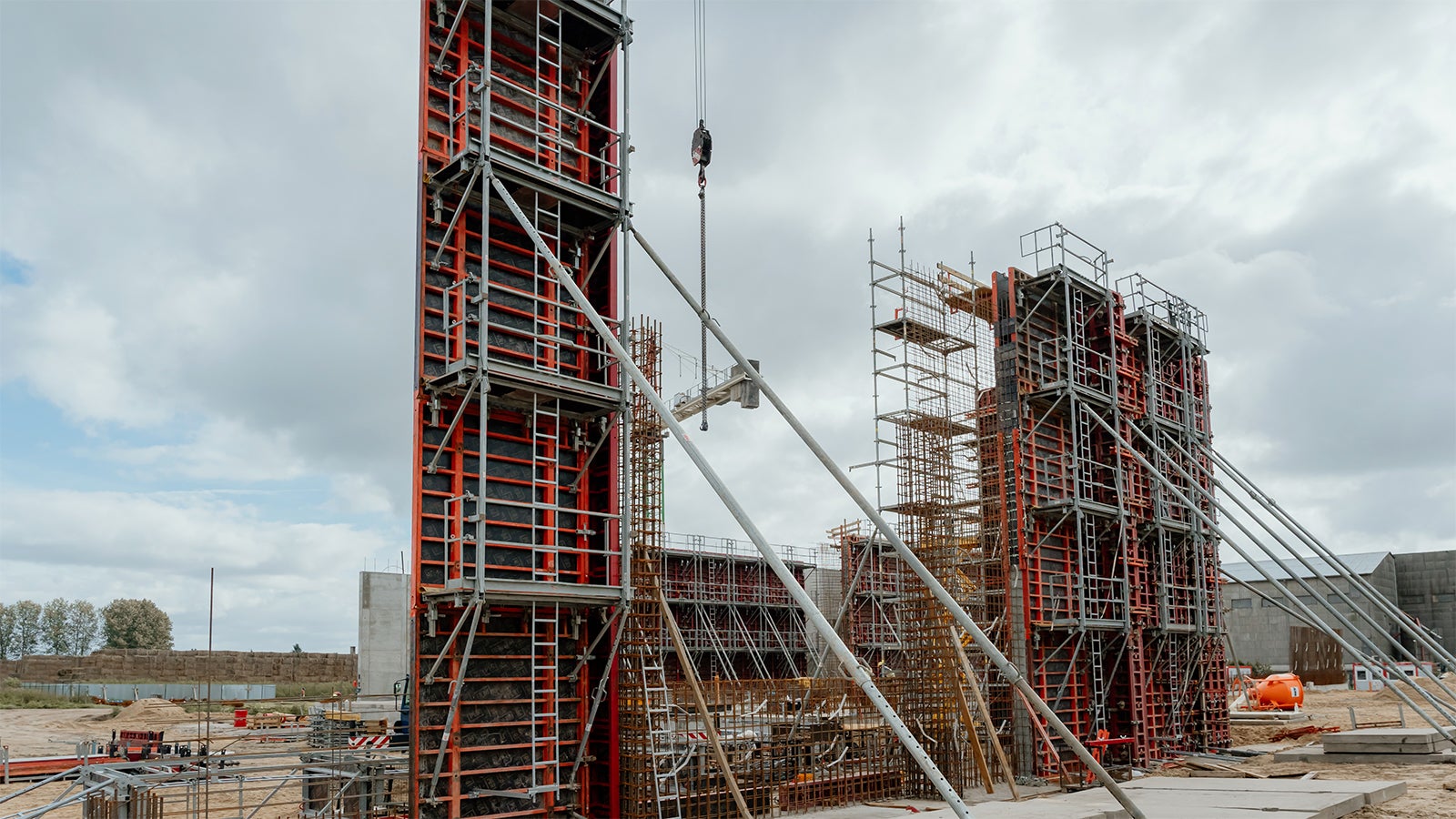 Budowa bunkrów do przygotowania fazy i podłoża przeznaczonego do uprawy pieczarek w Borucinie (gm. Okonek).