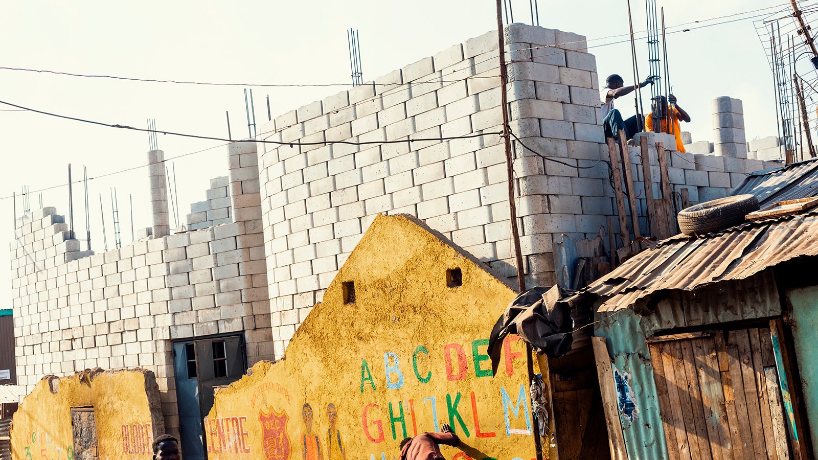 The first successfully completed project with TwistBlock Moulds: the "Oloo's Children Centre" in the Kibera slum in Nairobi (Kenya) was built from over 7,200 bricks according to plans by Oliver von Malm. The school offers space for 400 children. 