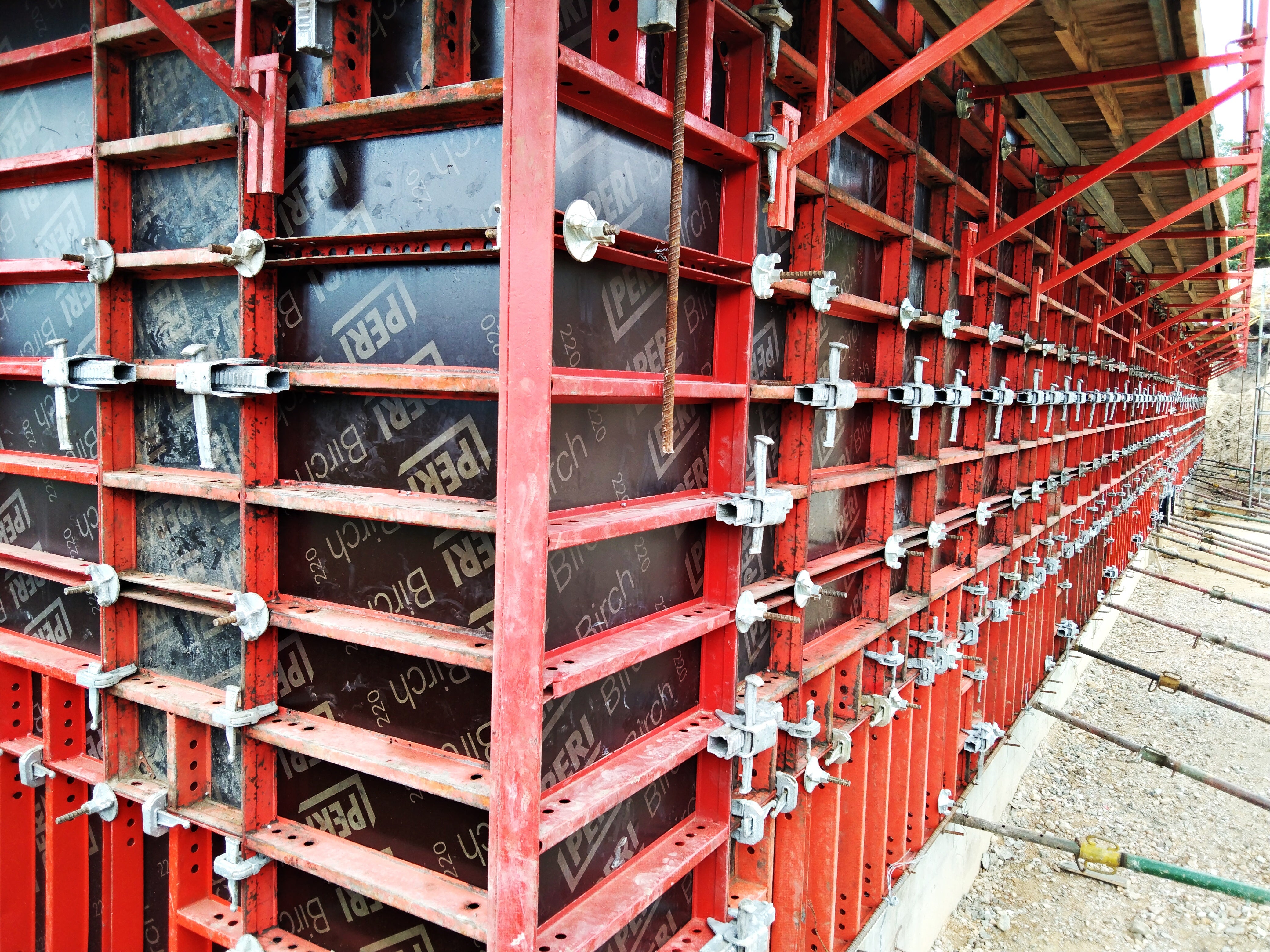 Encofrado de muros para tanques con el versátil sistema de encofrado LIWA
