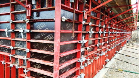 Encofrado de muros para tanques con el versátil sistema de encofrado LIWA