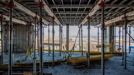 Благодарение на падащите глави на кофража SKYDECK, платната и гредите от системата могат да бъдат декофрирани още на четвъртия ден след бетониране и да бъдат използвани за следващия етап от плочата. 