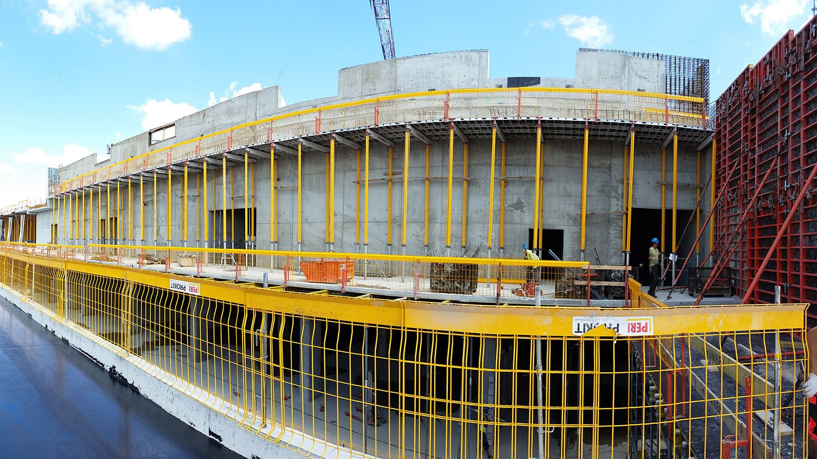 Bezpieczne i wydajne w montażu zabezpieczenie krawędzi stropów i pomostów roboczych budowy Galerii Północnej w Warszawie - PERI PROKIT