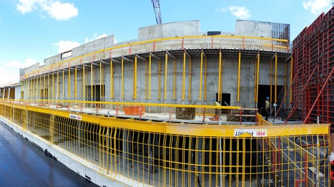 Bezpieczne i wydajne w montażu zabezpieczenie krawędzi stropów i pomostów roboczych budowy Galerii Północnej w Warszawie - PERI PROKIT