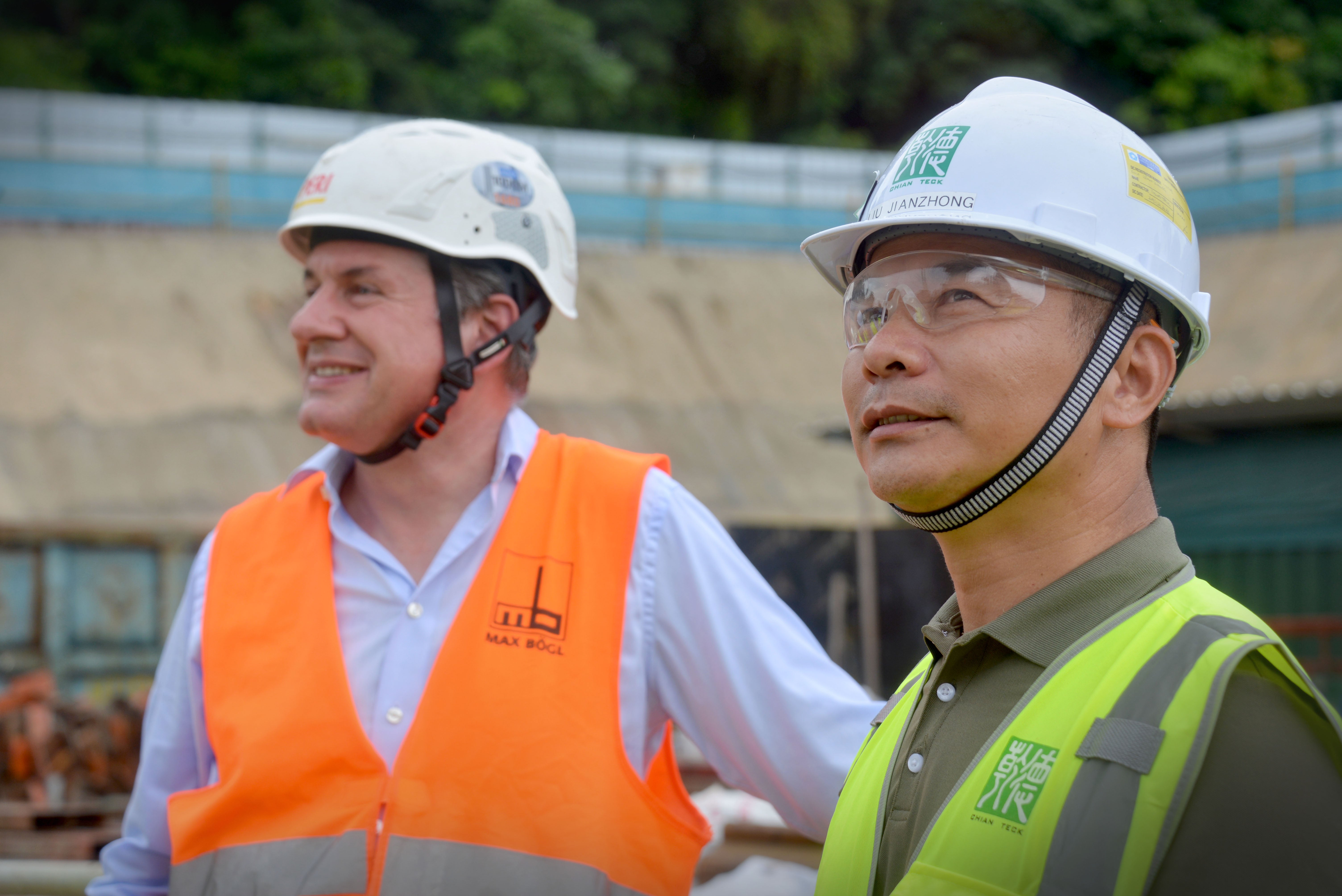 Mr Liu Jian Zhong, GM Chian Teck Realty (Right) and Mr Alexander Schwoerer, PERI Owner and Deputy Chairman 