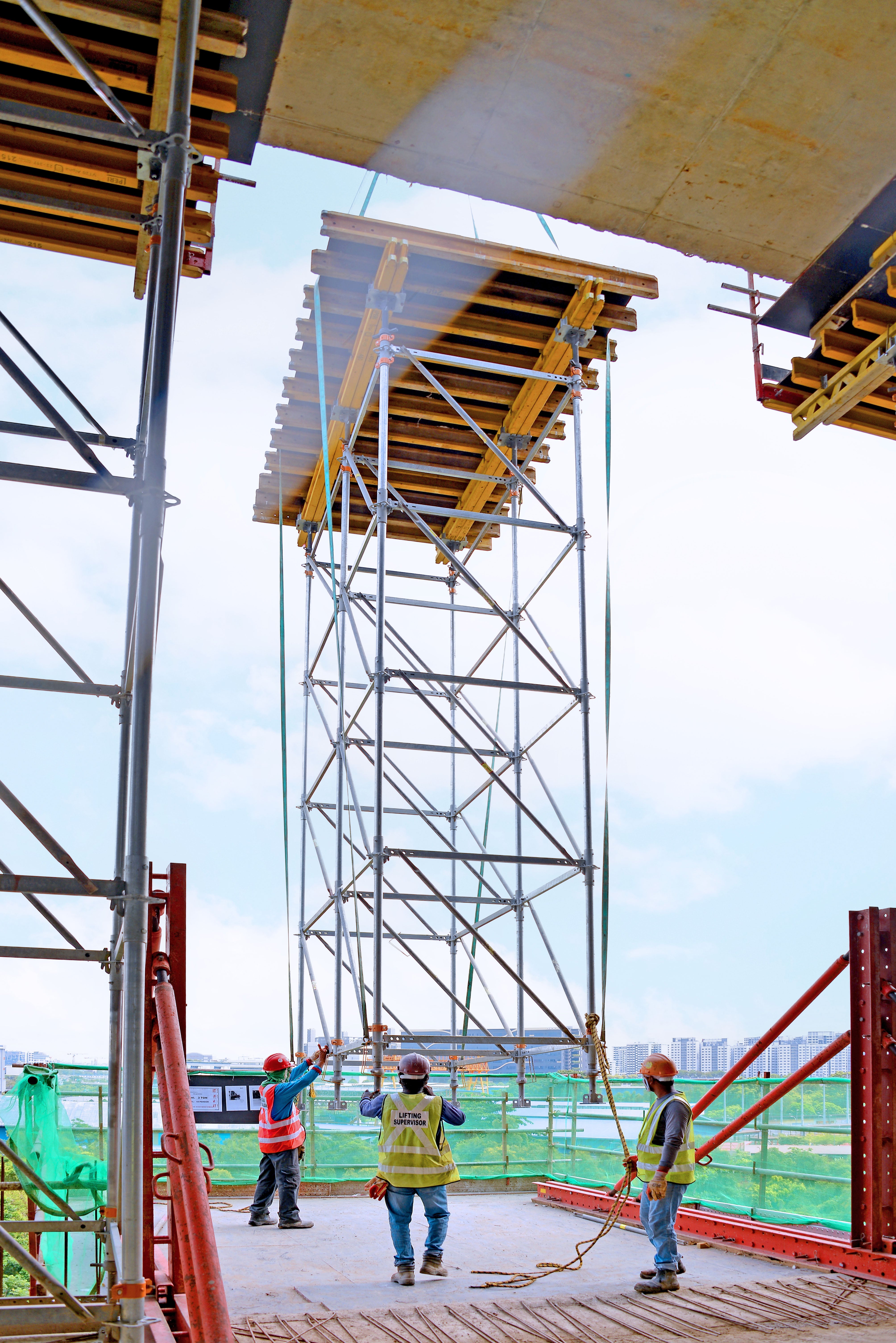 PERI UP MD (PS 100) tableforms are being lifted 
