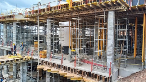 Sistema de encofrado para losas con vigas MULTIFLEX en combinación con la resistente torre de carga ST-100 y puntales PEP-ERGO.