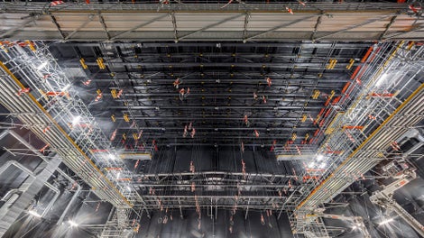 Im Bühnenraum sind die PERI UP Gerüststege an der Dachkonstruktion der Leichtbauhalle abgehängt.
