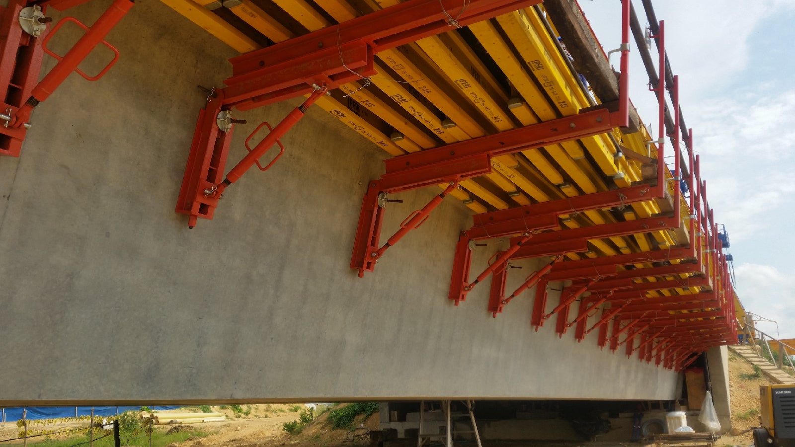 Como encofrado de losa, el sistema MULTIFLEX con las vigas de larga vida útil PERI VT-20k y las consolas ajustables hechas de acuerdo a la necesidad del cliente, garantizaron un acabado de concreto a la vista sobresaliente y mayores rendimientos a los esperados. 