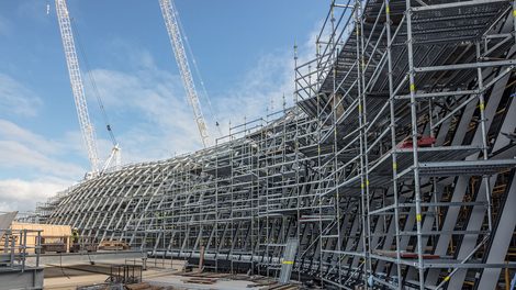 Гибкость системы модульных лесов PERI UP Flex позволяет повторять сложные формы фасадов. Благодаря использованию дополнительных элементов можно изменять и переопирать конструкцию лесов по высоте, обходя конструктивные элементы здания.