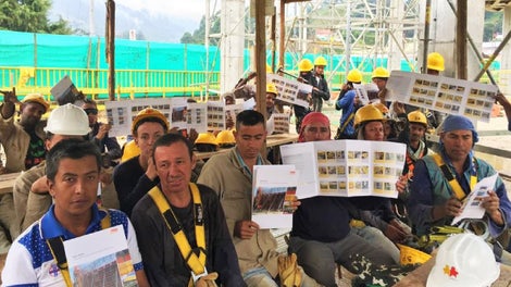 El equipo de expertos de PERI realizó en obra la presentación del Plan Cero Daño, con el cual se espera evitar los daños en los equipos PERI a través de la mejora en la manipulación del material, facilitando así también el trabajo de los operarios y ahorrando costos en devoluciones.<br/>