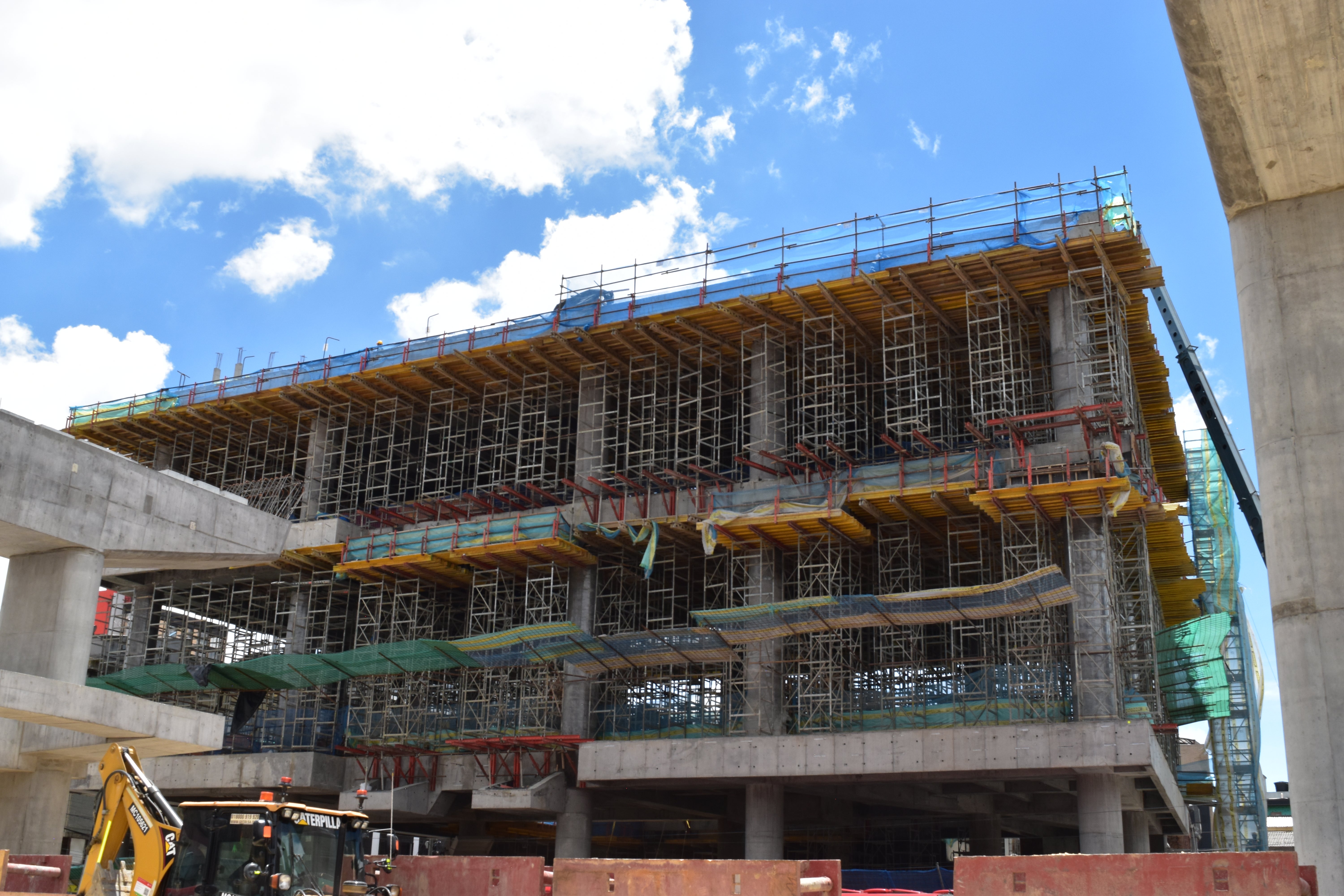 Sistema de torres de apuntalamiento ST-100 en conjunto con el sistema de encofrado de losas MULTIFLEX y de ingeniería VARIOKIT.