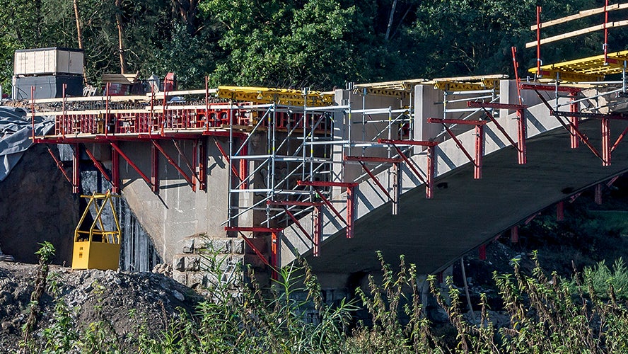 Rekonstrukce opěr včetně říms s pomocí konzol SRU a lehkého stěnového bednění DOMINO.
