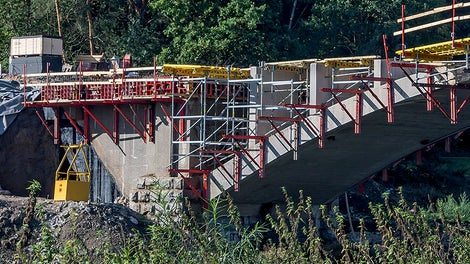 Rekonstrukce opěr včetně říms s pomocí konzol SRU a lehkého stěnového bednění DOMINO.