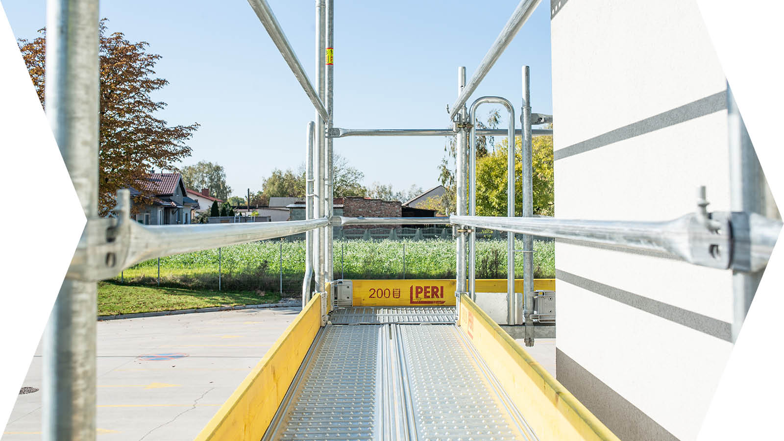 Bezpieczne warunki pracy. Płaska, szczelna i antypoślizgowa powierzchnia pomostu. Podesty PERI UP posiadają zintegrowane zabezpieczenie<br/>przed podnoszeniem.<br/>