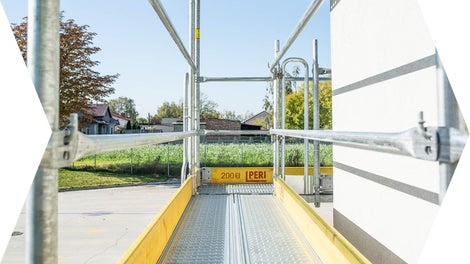 Bezpieczne warunki pracy. Płaska, szczelna i antypoślizgowa powierzchnia pomostu. Podesty PERI UP posiadają zintegrowane zabezpieczenie<br/>przed podnoszeniem.<br/>